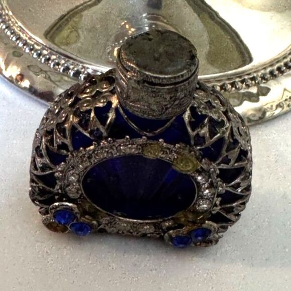 Beautiful antique cobalt blue glass perfume bottle, filigree casing gorgeous - Picture 4 of 5